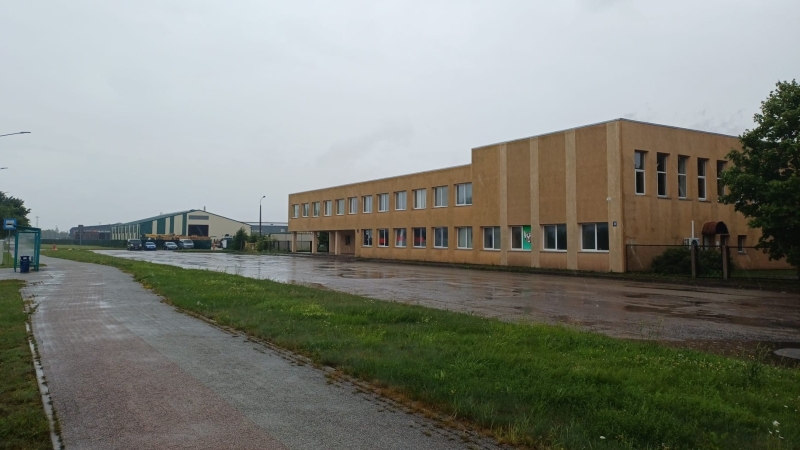 VTUA klientu apkalpošanas ēka Ventspilī. Ielas skats ar māju gaiši brūnos toņos