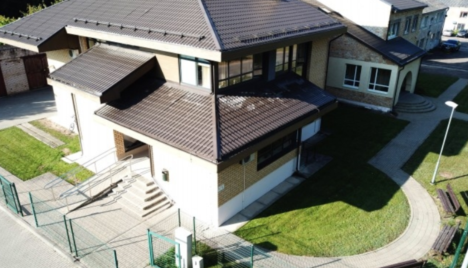 VTUA klientu apkalpošanas ēka Preiļos. Gaišos toņos māja ar brūnu jumtu