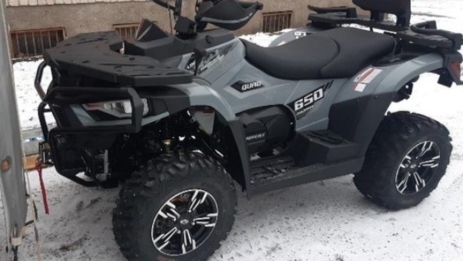 Pelēks sedlu sēžas visurgājējs