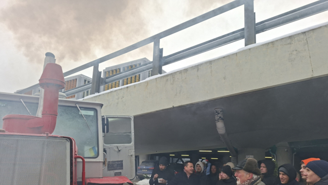 Barikāžu laika traktors pie Zemkopības ministrijas un jaunieši