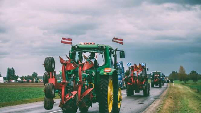 TR brauc viens aiz otra Kuldīgā, ar karogiem