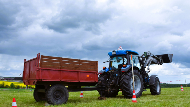 Mācību traktortehnika uz lauka