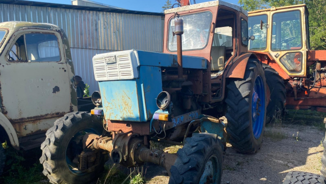 Krāsains, norakstāms traktors