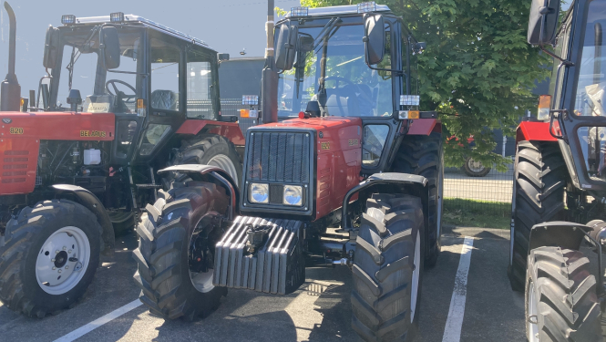Sarkani riteņtraktori sastājušies viens otram blakus