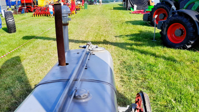 Senlaicīga TR priekša, braucot starp Traktordienas dalībnieku stendiem