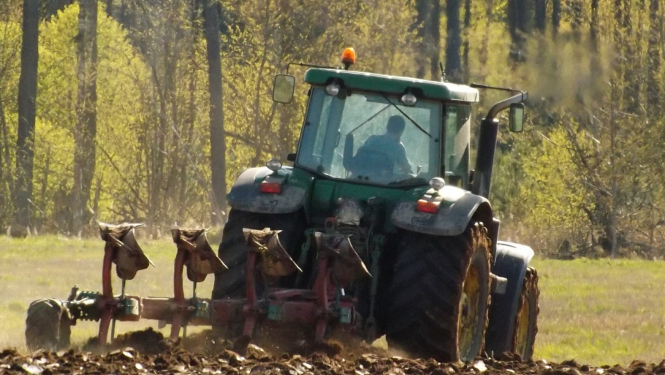 Traktors uzar lauku, skats prombraucot