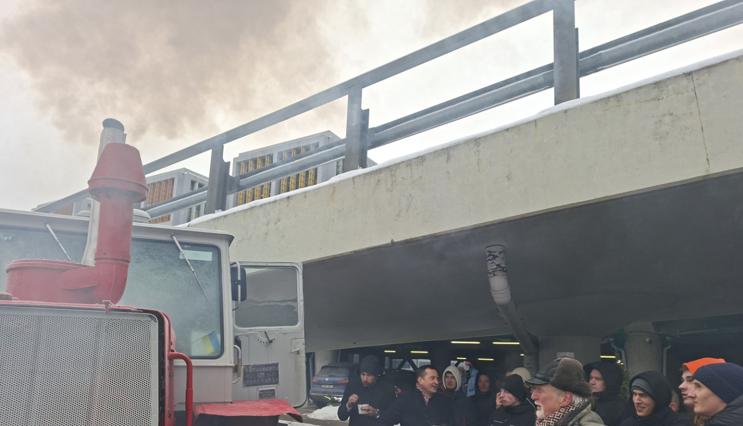 Barikāžu laika traktors pie Zemkopības ministrijas un jaunieši