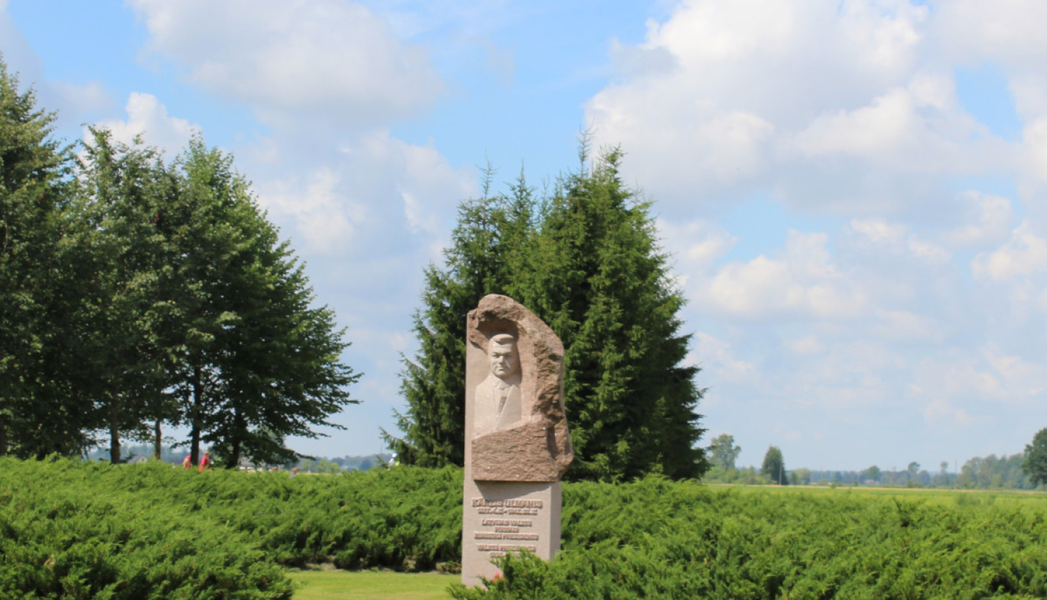 Piemineklis Kārlim Ulmanim