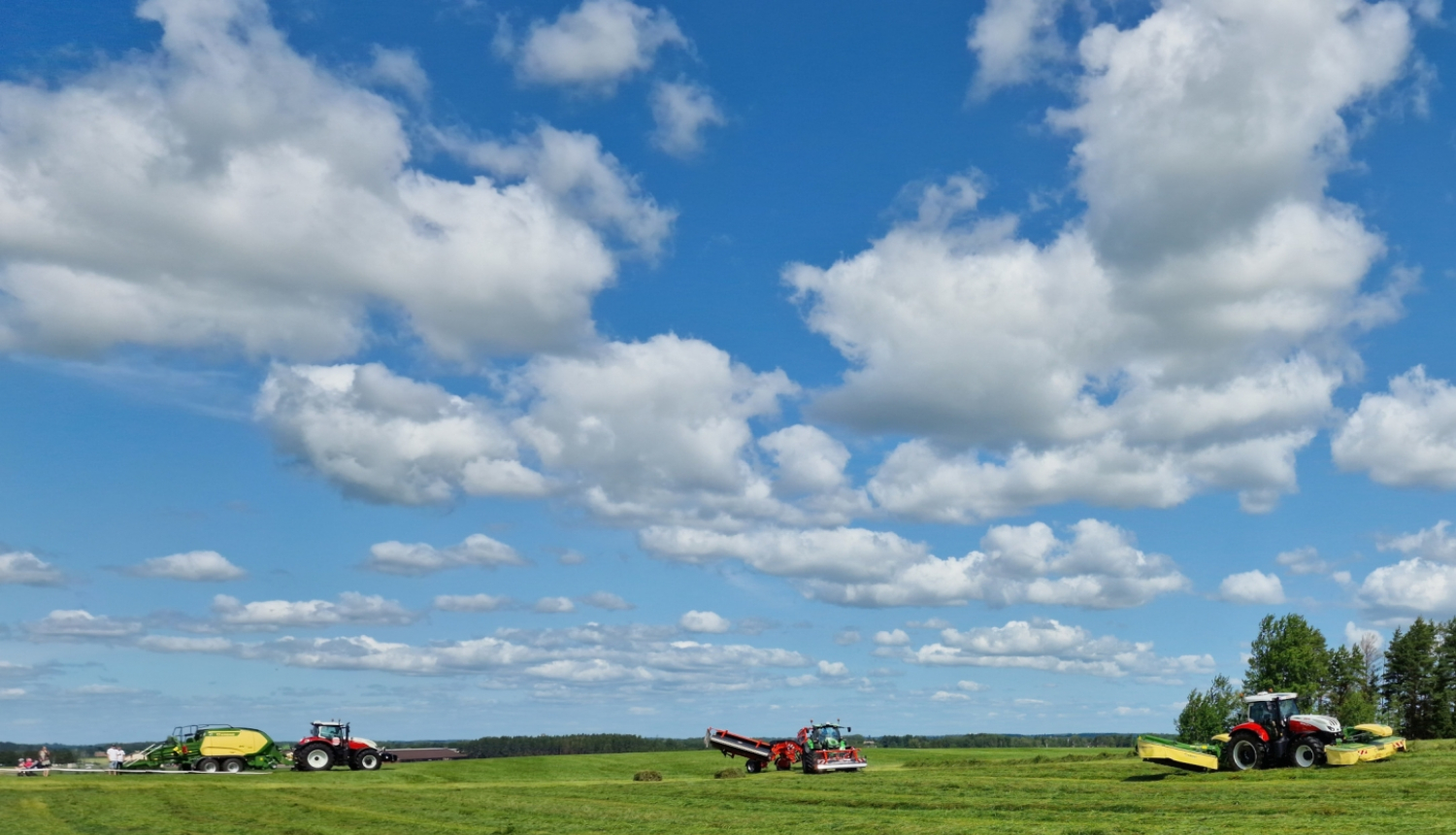 Dažādi krāsaini traktori apstrādā lauku un vāc zāli