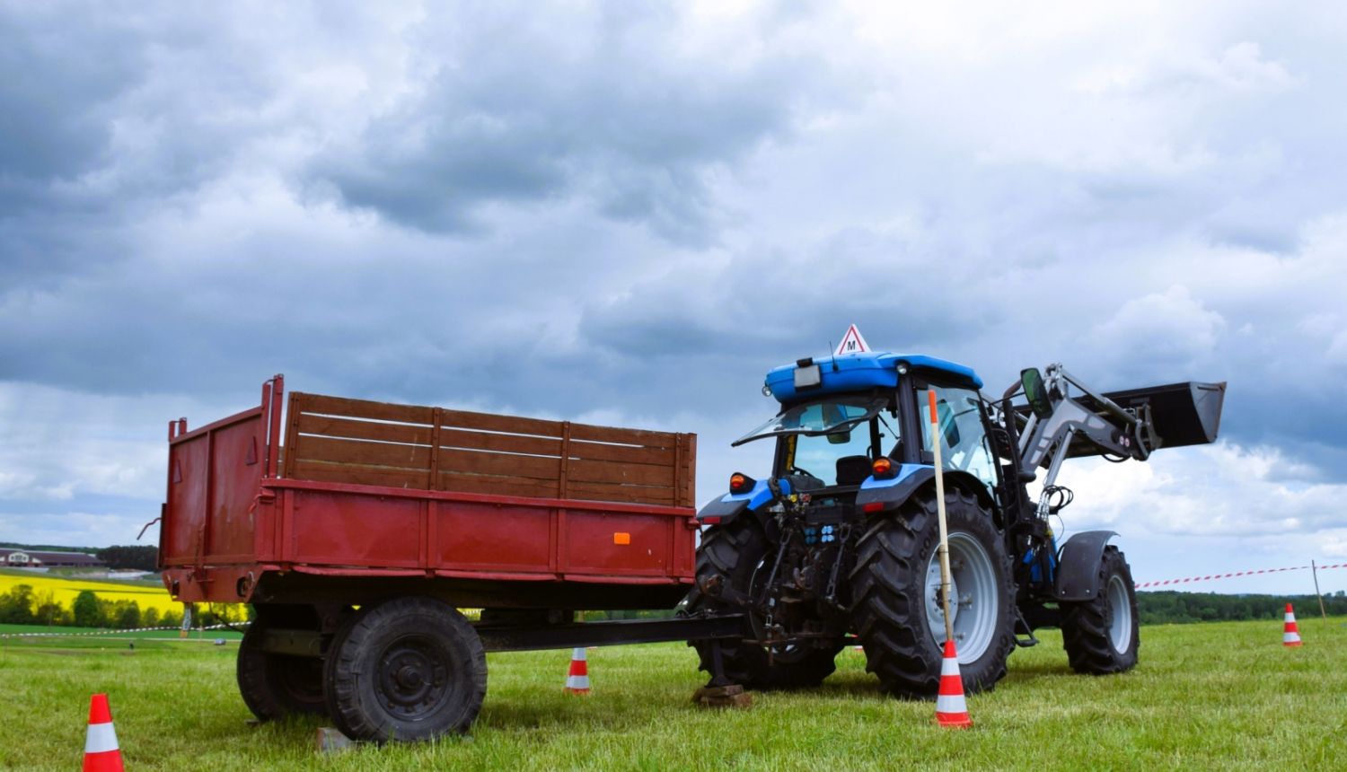 Mācību traktortehnika uz lauka