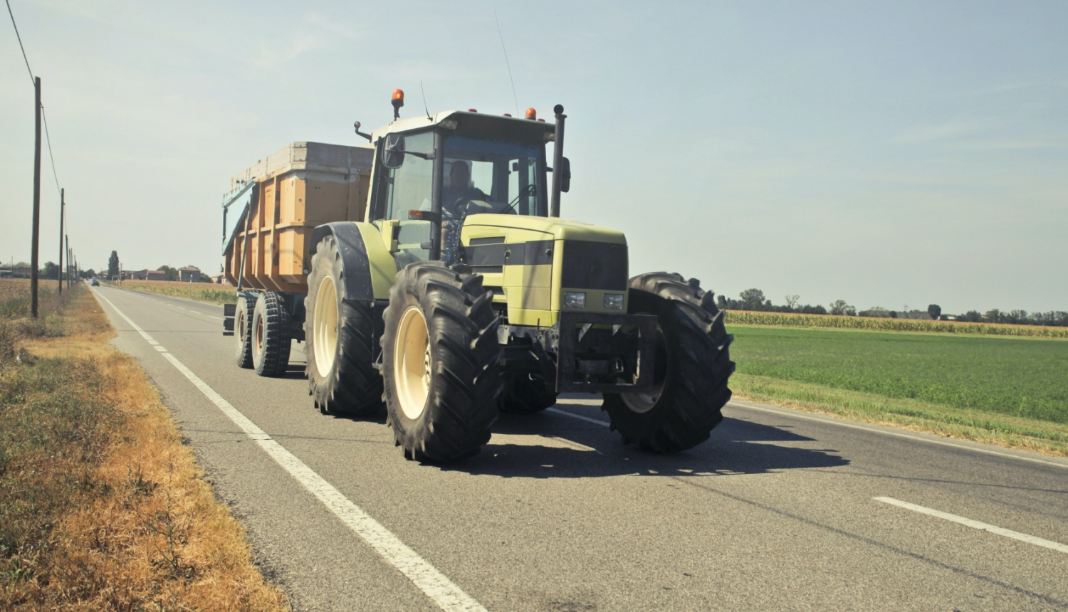 Traktortehnika ar piekabi satiksmē